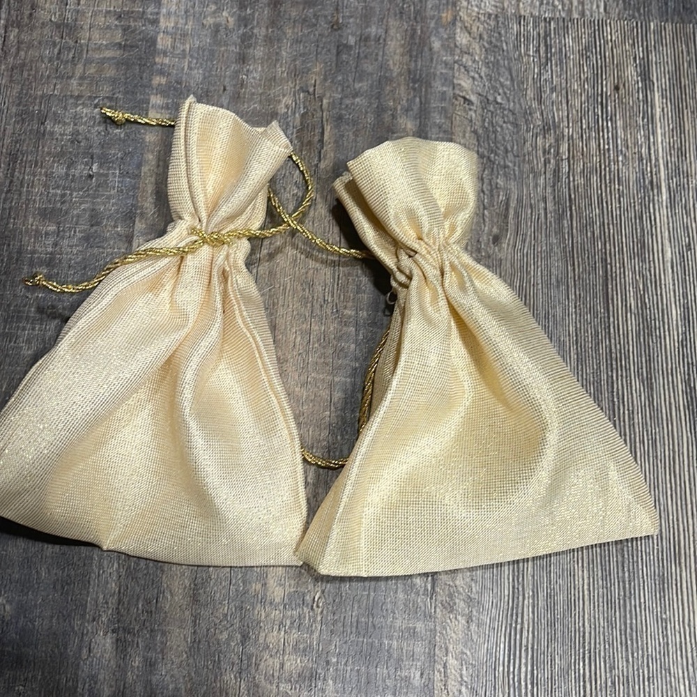 2 gift bags